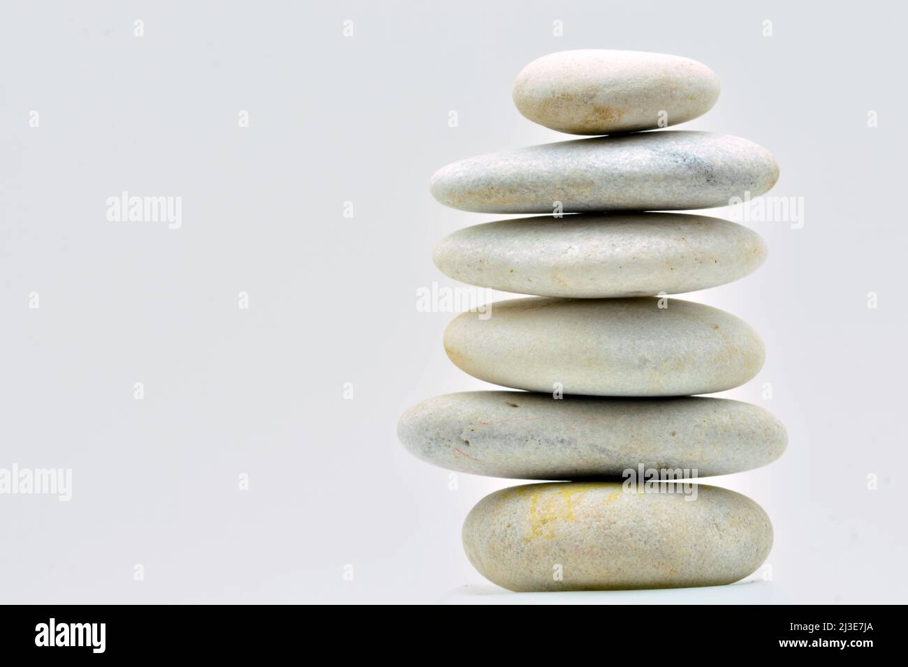 Variedades piedras apiladas, piedras zen, aislado sobre fondo blanco Foto de stock