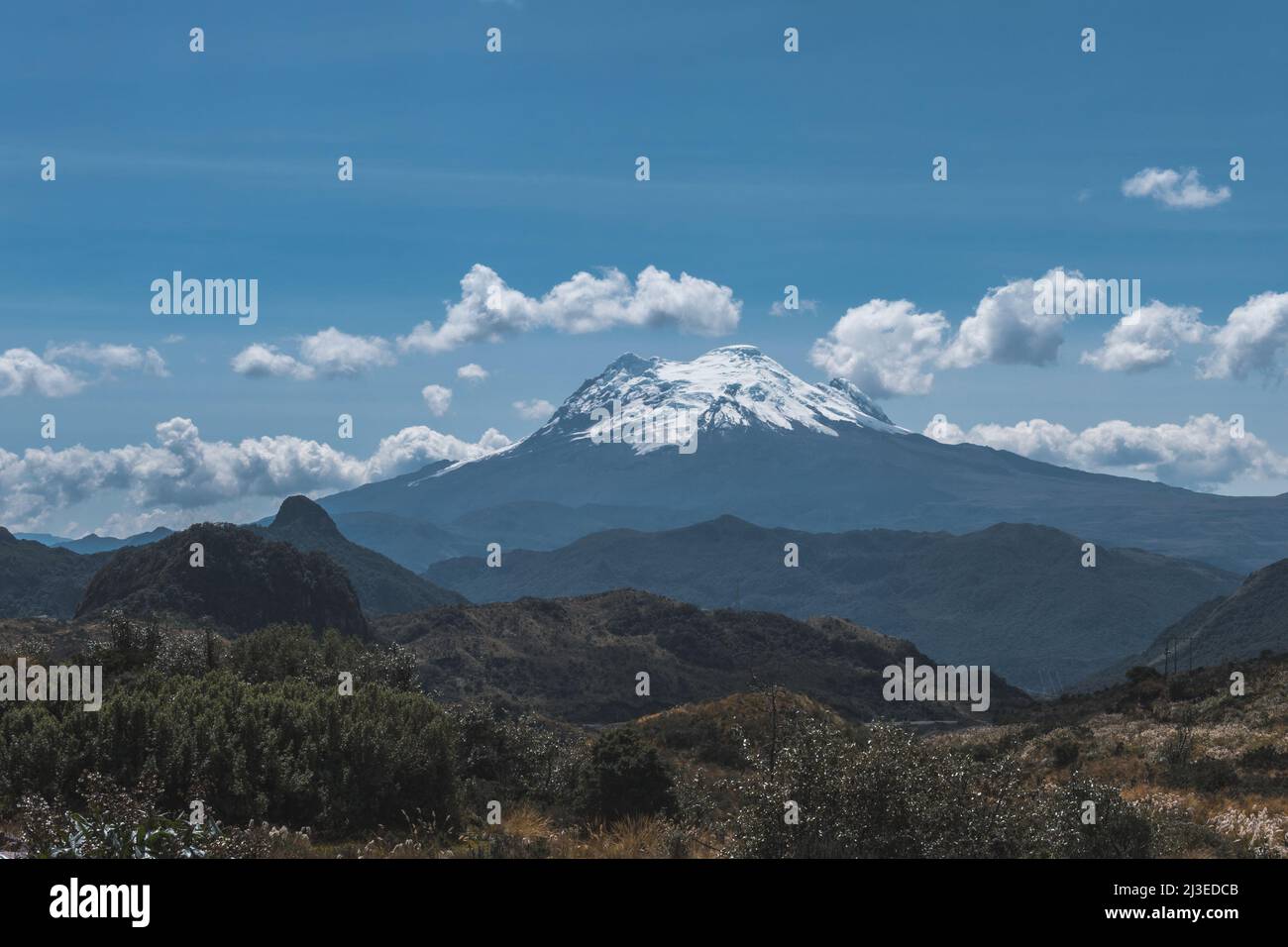 Volcán Antisana situado en la cordillera de los Andes en las tierras altas del Ecuador en América del Sur. Paisaje de las tierras altas del Ecuador Foto de stock