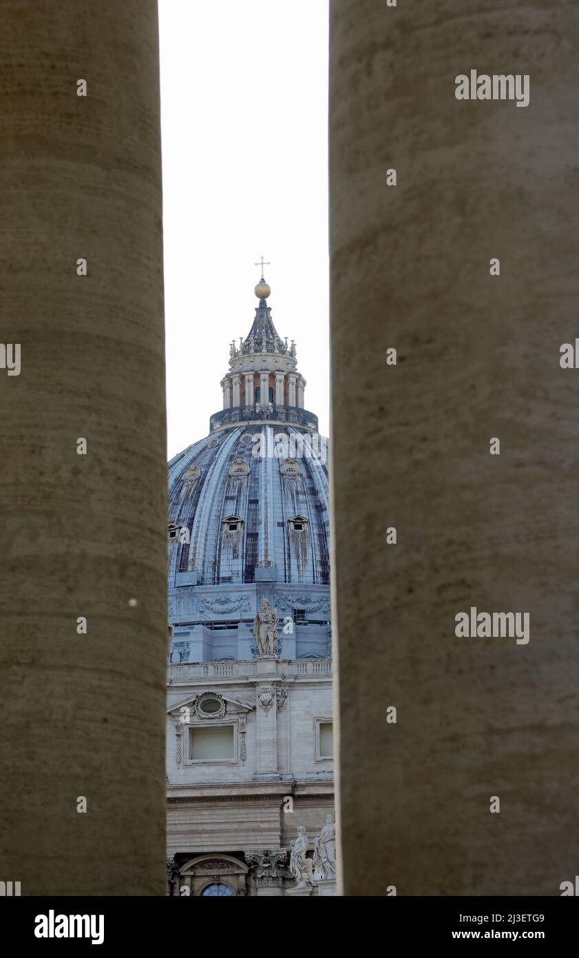 Gran cúpula de la Basílica de San Pedro en LA CIUDAD DEL VATICANO entre