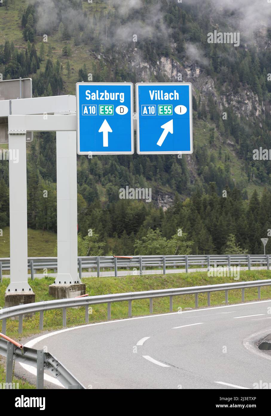 Señal de carretera grande en la autopista con direcciones a la ciudad de  Salzburgo o Villach que hacia las fronteras italianas Fotografía de stock -  Alamy
