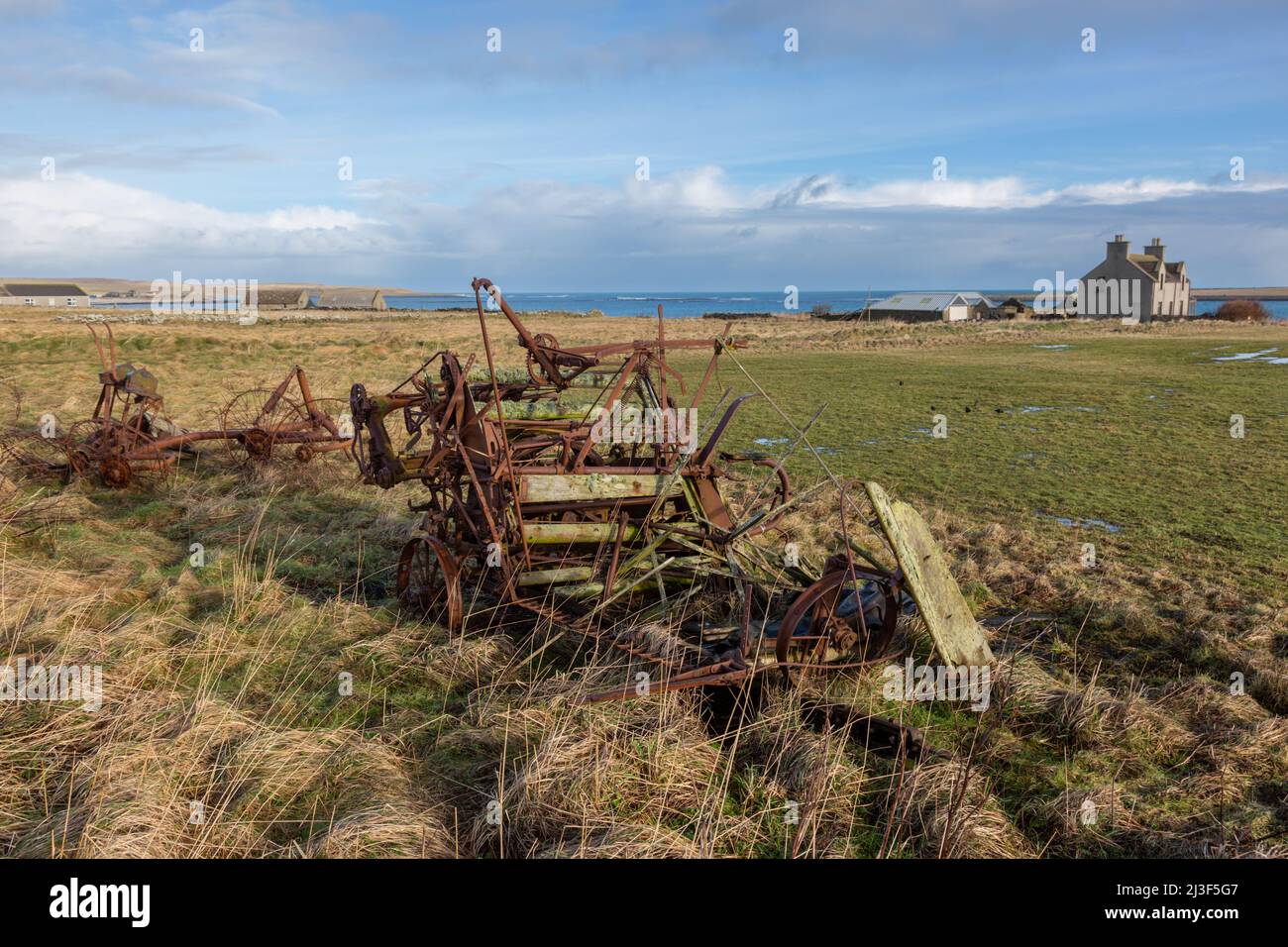 Maquinaria antigua de granja oxidada en una granja remota, Papa Westray, Islas Orkney, Reino Unido Foto de stock