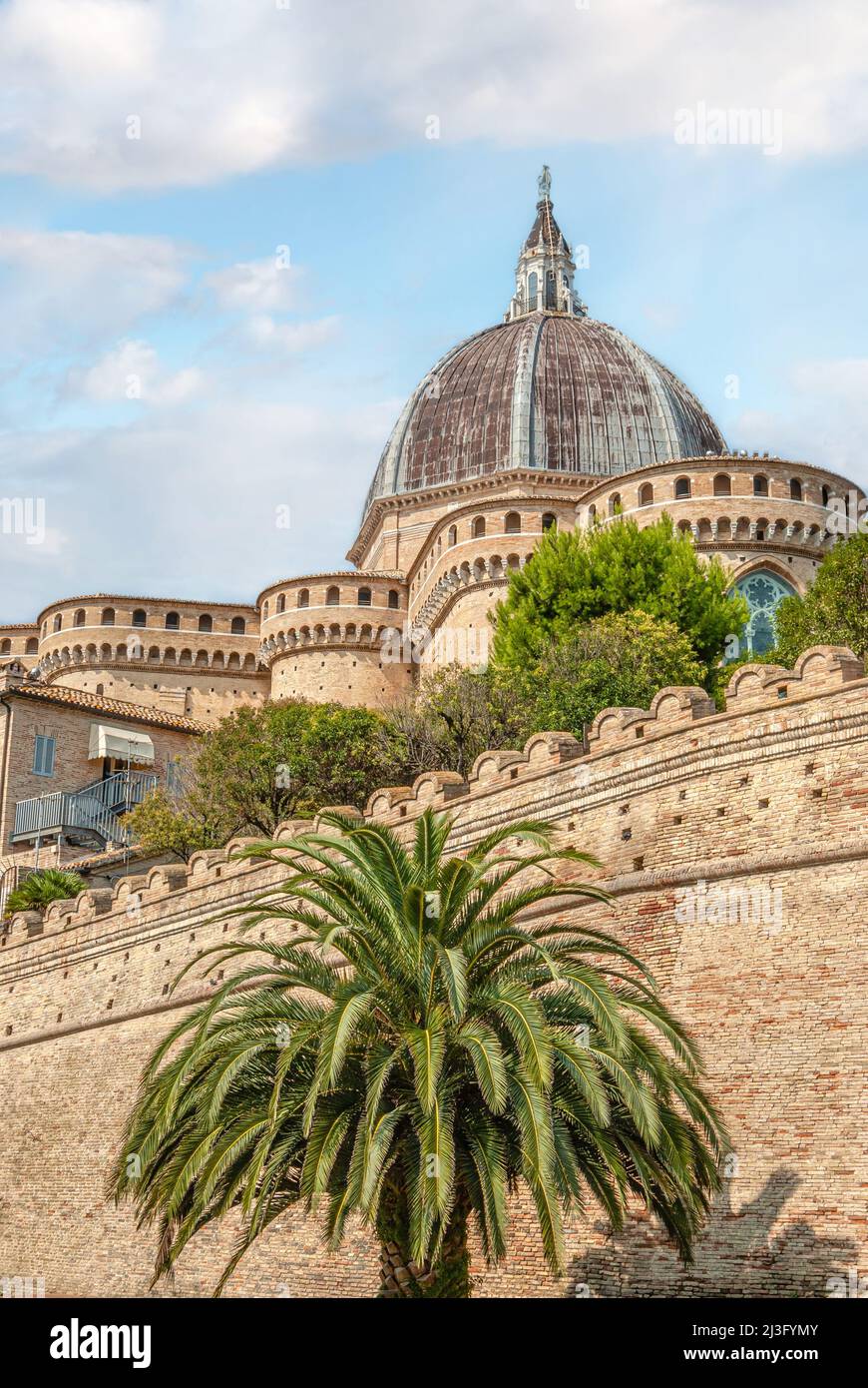 La Basílica de la Santa Casa en el centro histórico de la ciudad de Loreto, Marche, Italia Foto de stock
