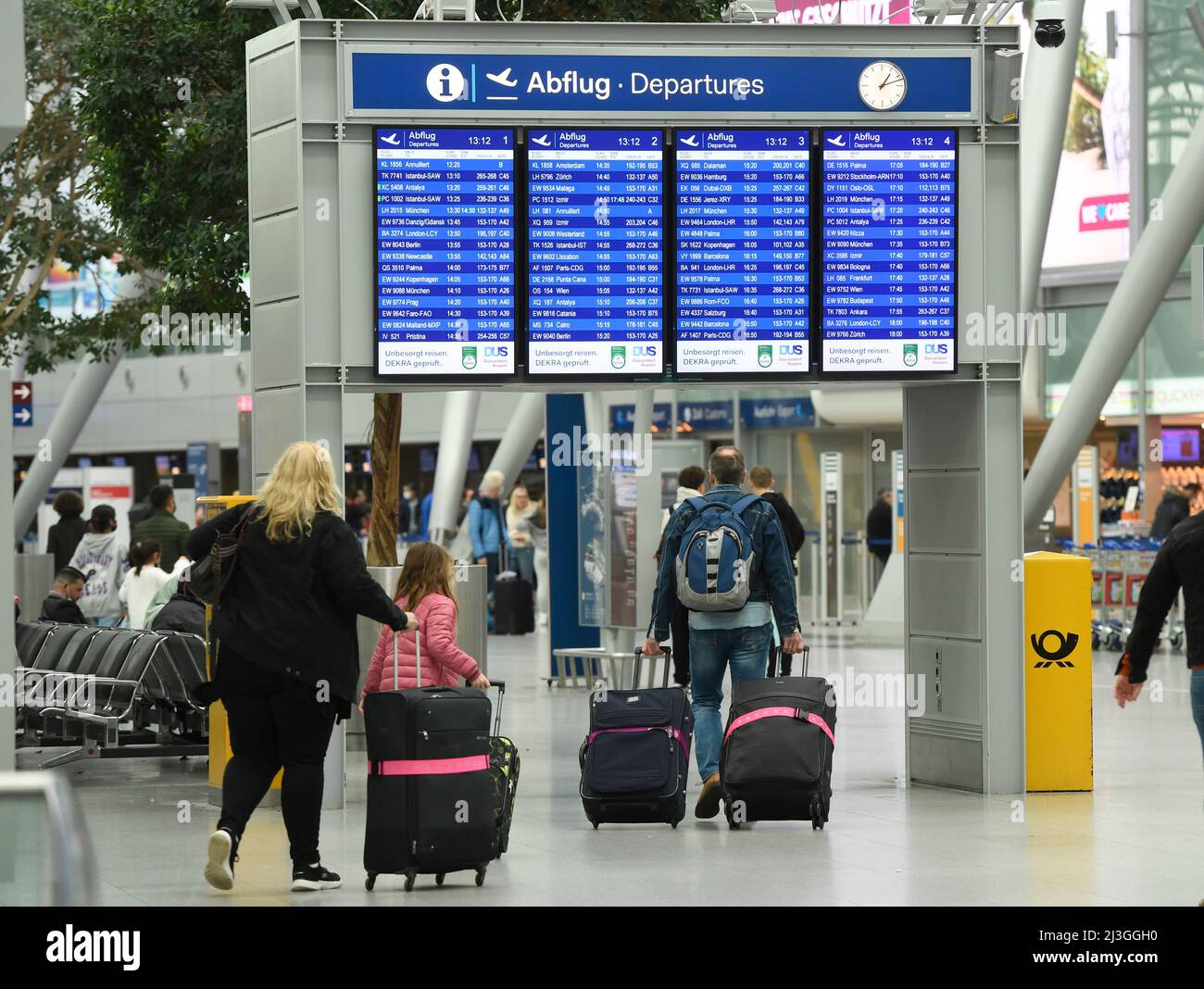 Dusseldorf, Alemania. 08th de Abr de 2022. Los viajeros tiran sus maletas  hacia el check-in en el aeropuerto. Las vacaciones de Semana Santa  comienzan hoy en Renania del Norte-Westfalia, y con ellas