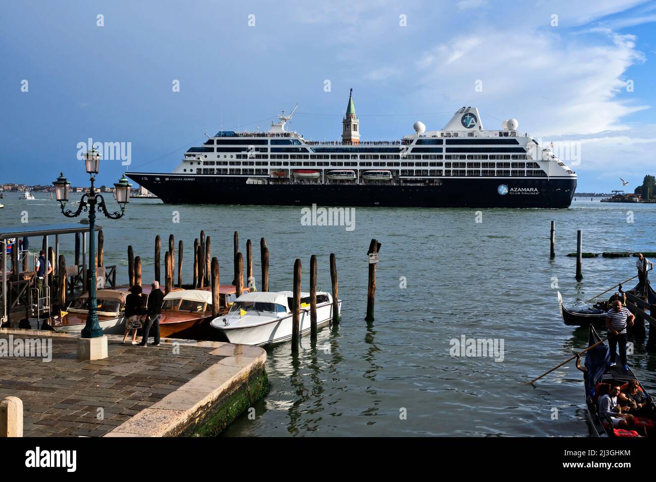 Barco turístico en Laguna Veneciana, Italia Foto de stock