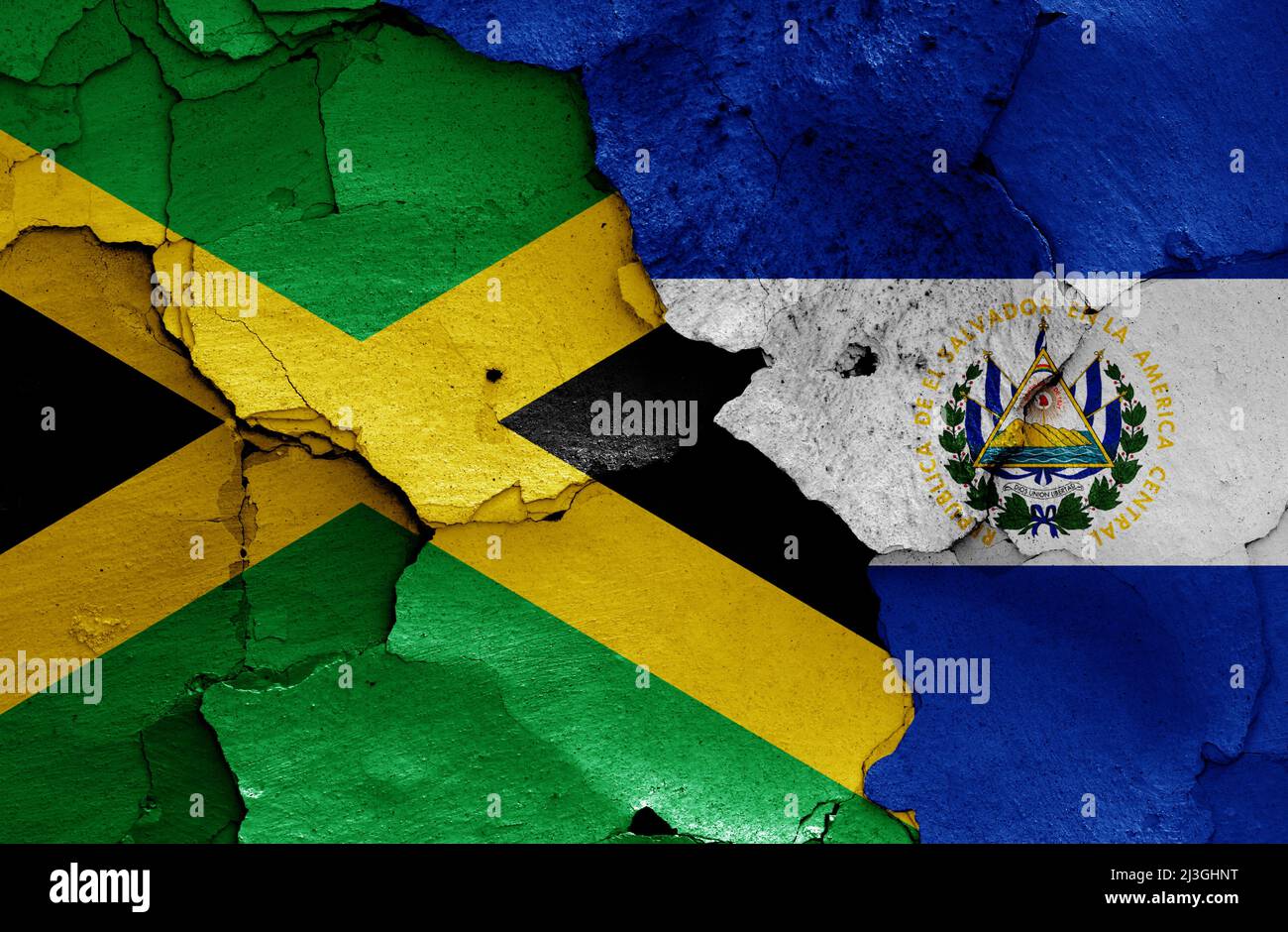 Banderas de Jamaica y El Salvador pintadas en la pared agrietada Foto de stock