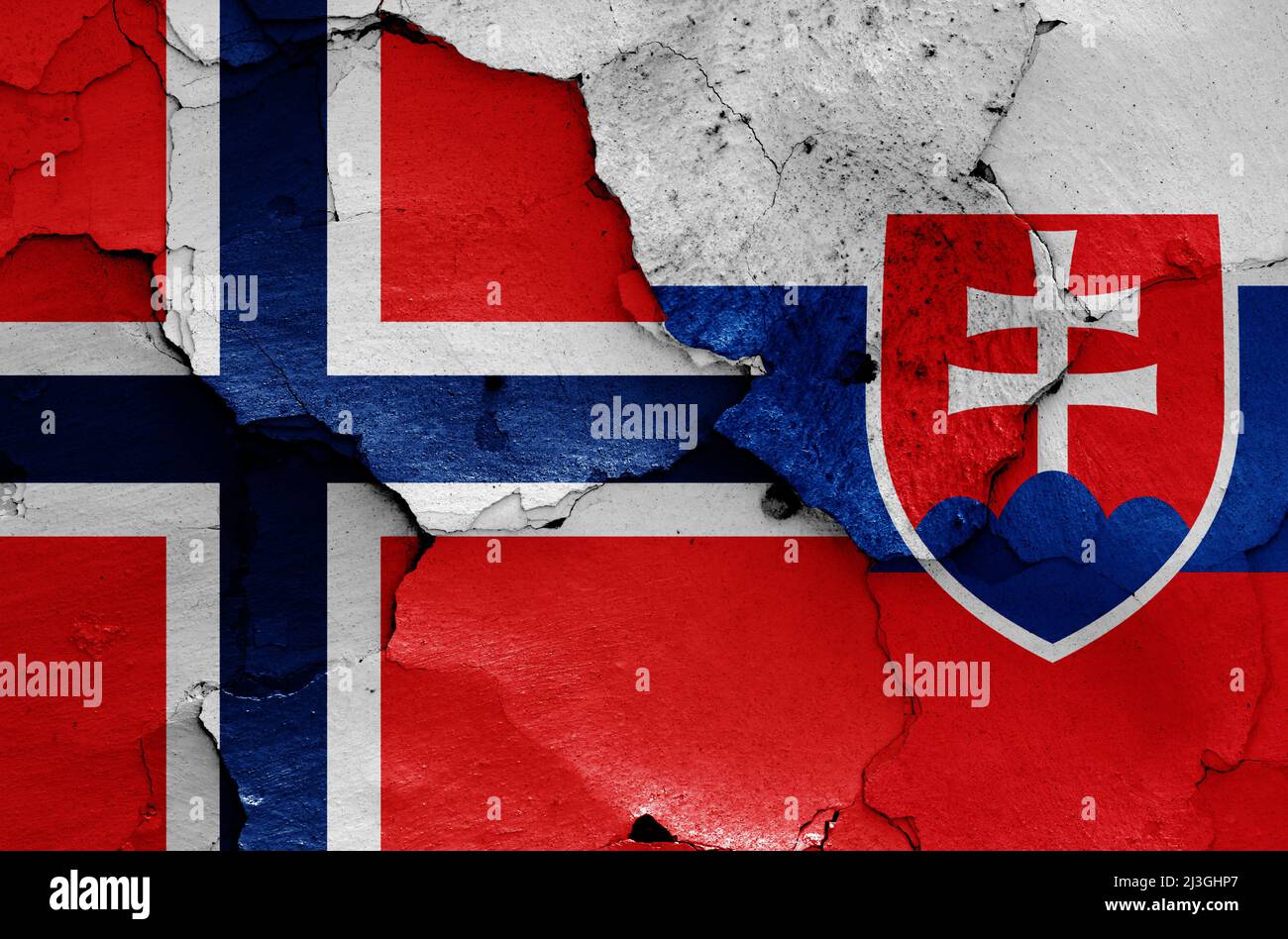 Banderas de Noruega y Eslovaquia pintadas en la pared agrietada Foto de stock