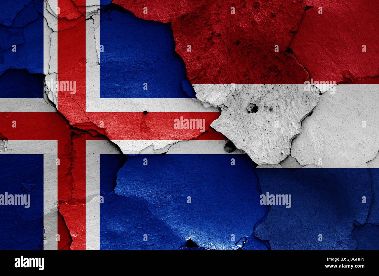 Banderas de Islandia y Países Bajos pintadas en la pared agrietada Foto de stock