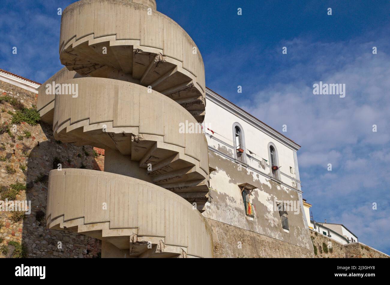 Escalera de caracol de hormigón en el exterior de las murallas de la ciudad en Termoli, región de Molise, Italia Foto de stock