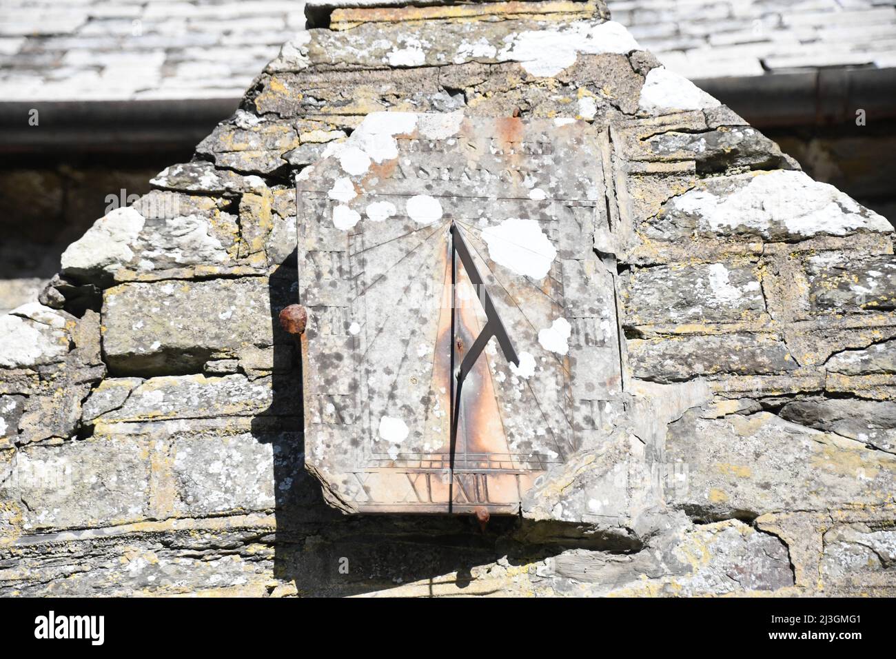 El reloj de sol sobre la puerta normanda en la Iglesia de San Morwenna y San Juan Bautista, la iglesia parroquial de Morwenstow, Cornualles del Norte. Foto de stock