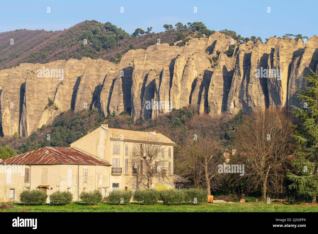 Francia, Alpes de Alta Provenza, valle de Durance, Les Mées, pueblo