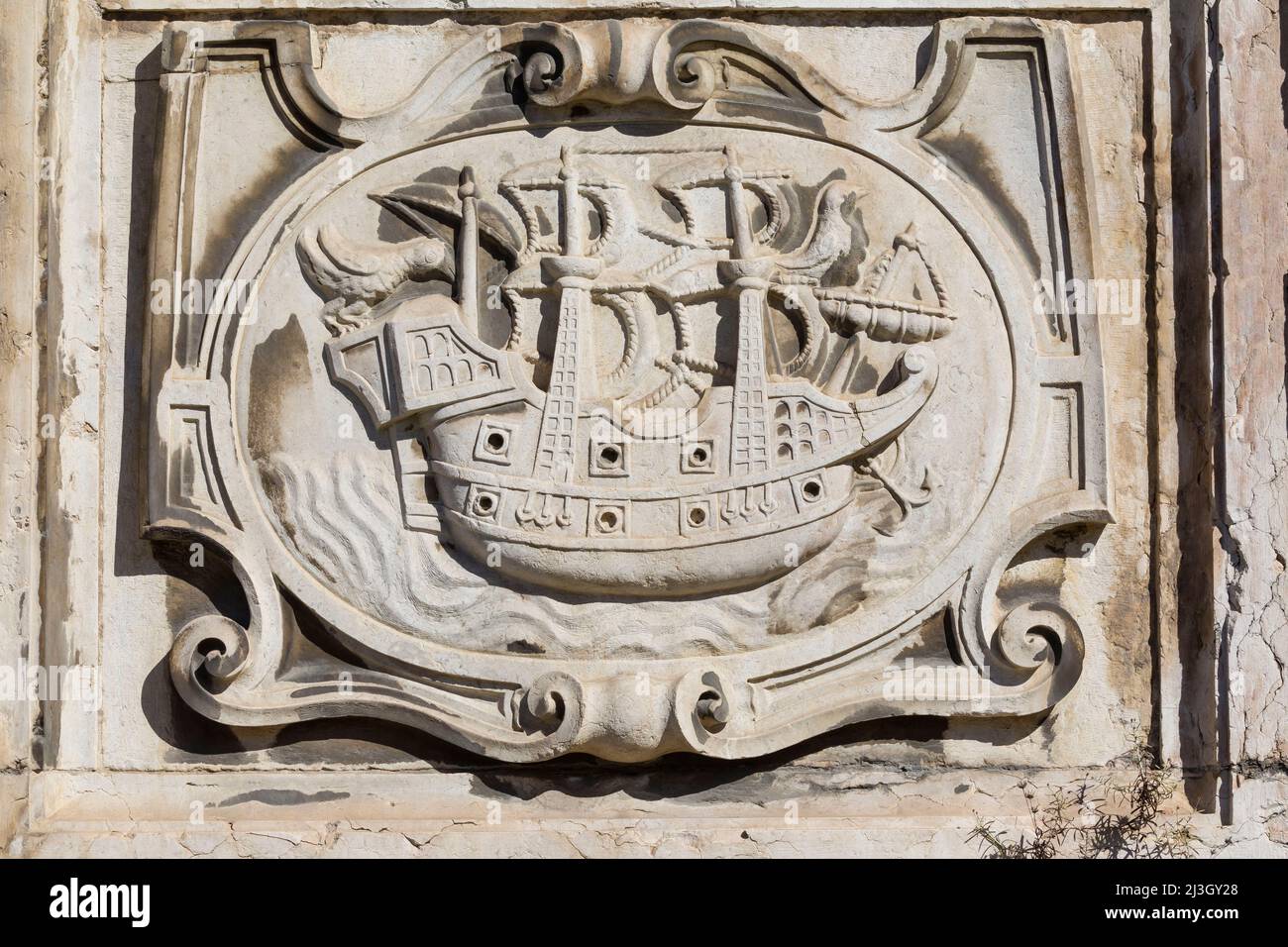 Portugal, Lisboa, distrito de Alfama, la fuente del Rey (Chafariz del Rei), bajo relieve panel izquierdo que representa un barco Foto de stock