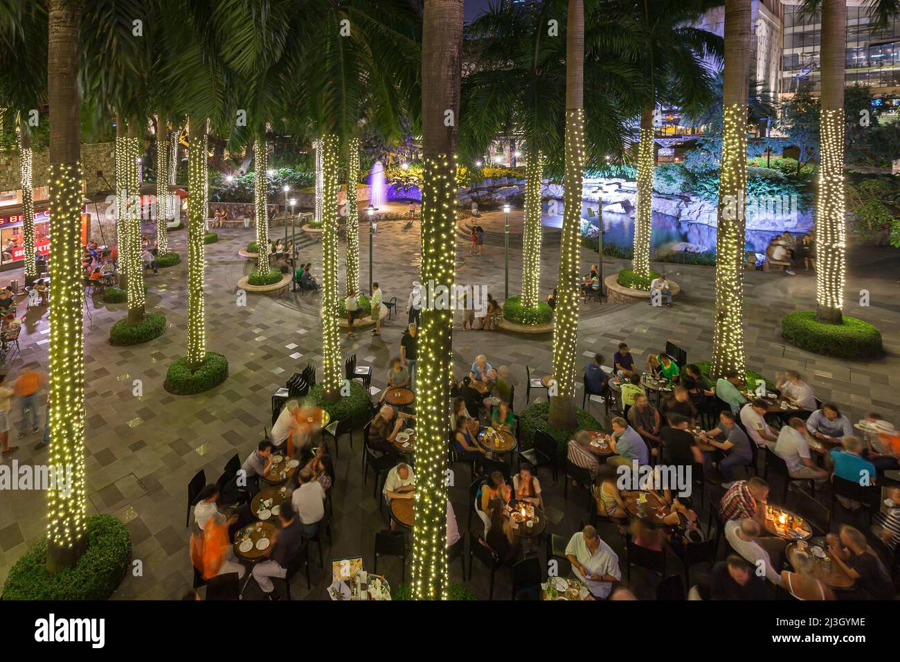 Filipinas, Metro Manila, Makati District, Greenbelt Mall, bar en la terraza y cocoteros decorados con luces de eninsel Foto de stock