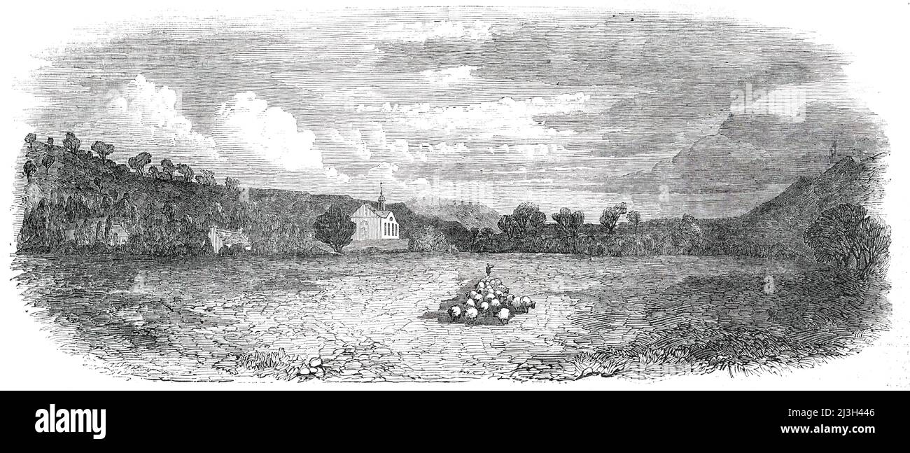 Crathie Kirk y Manse, [en Aberdeenshire, Escocia], 1850. 'La vista del Manse [vicaría] y Kirk [iglesia] de Crathie fue tomada, con permiso, de los terrenos privados de Balmoral. El Kirk es un edificio cuadrado muy pequeño, ligeramente elevado sobre un knoll, y se ve desde una distancia considerable. Estaba aquí, la temporada pasada, Que (en una tormenta de lluvia que había durado desde temprano por la mañana), en Su Majestad [la Reina Victoria] dejando el kirk - para nada impidió la regularidad de la asistencia de la Reina a la adoración Divina - el suelo estaba tan completamente empapado de lluvia que se paró en piscinas entre nosotros Foto de stock