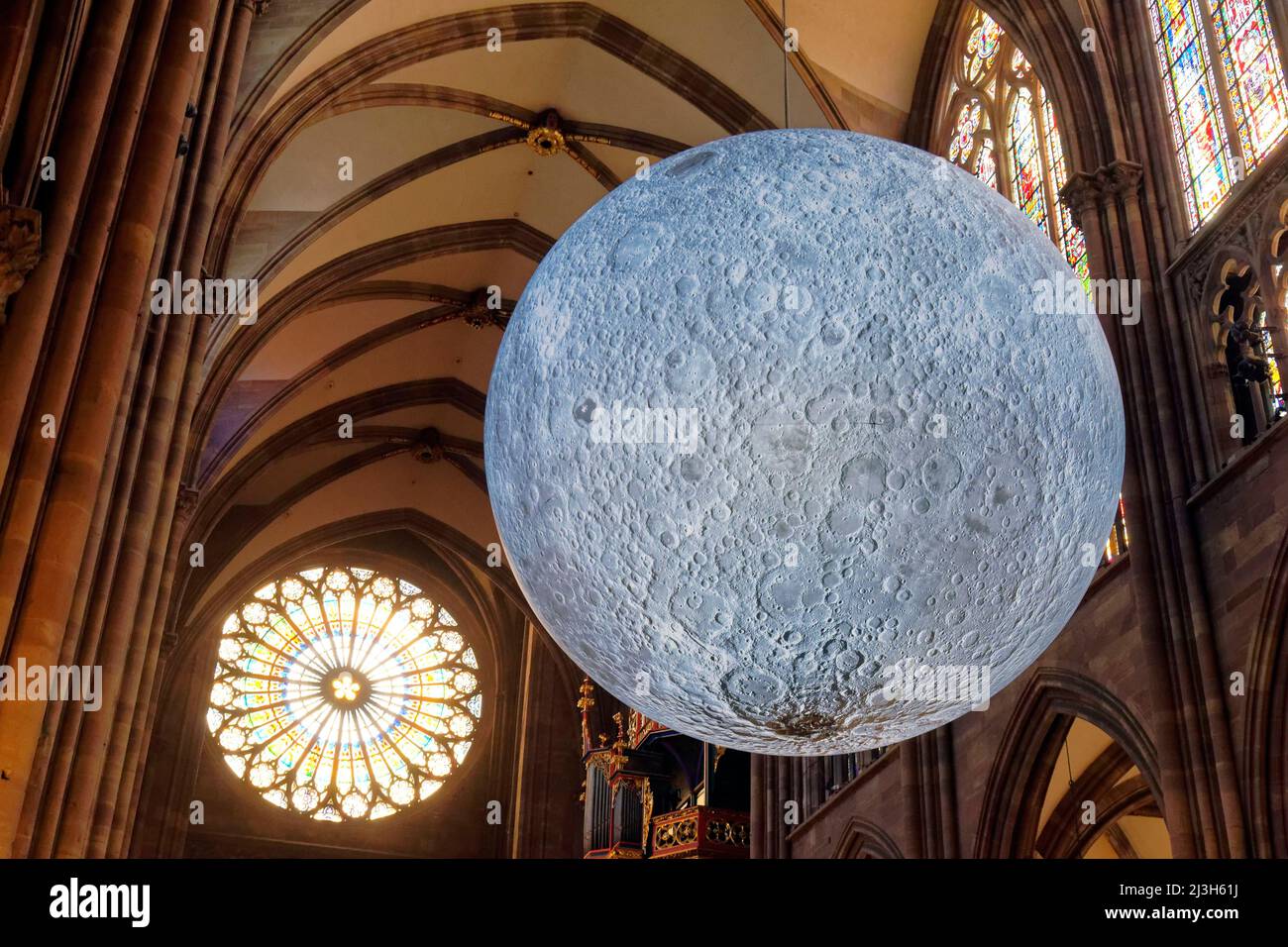 Francia, Bajo Rin, Estrasburgo, ciudad vieja declarada Patrimonio de la Humanidad por la UNESCO, Catedral de Notre Dame, rosa 15 m de diámetro, L'Industrie Magnifique, edición 2021, el distrito Cosmos de L'Ososphère y 33 artistas asociados Foto de stock