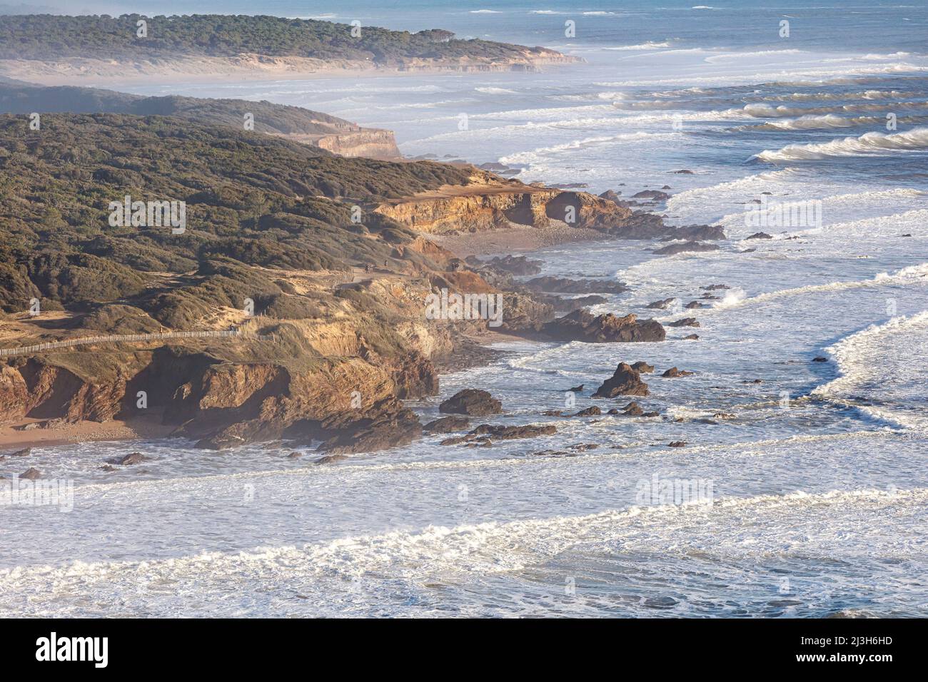 Francia, Vendée, Jard sur Mer, olas que se lavan contra el acantilado en la Pointe du Payre (vista aérea) Foto de stock