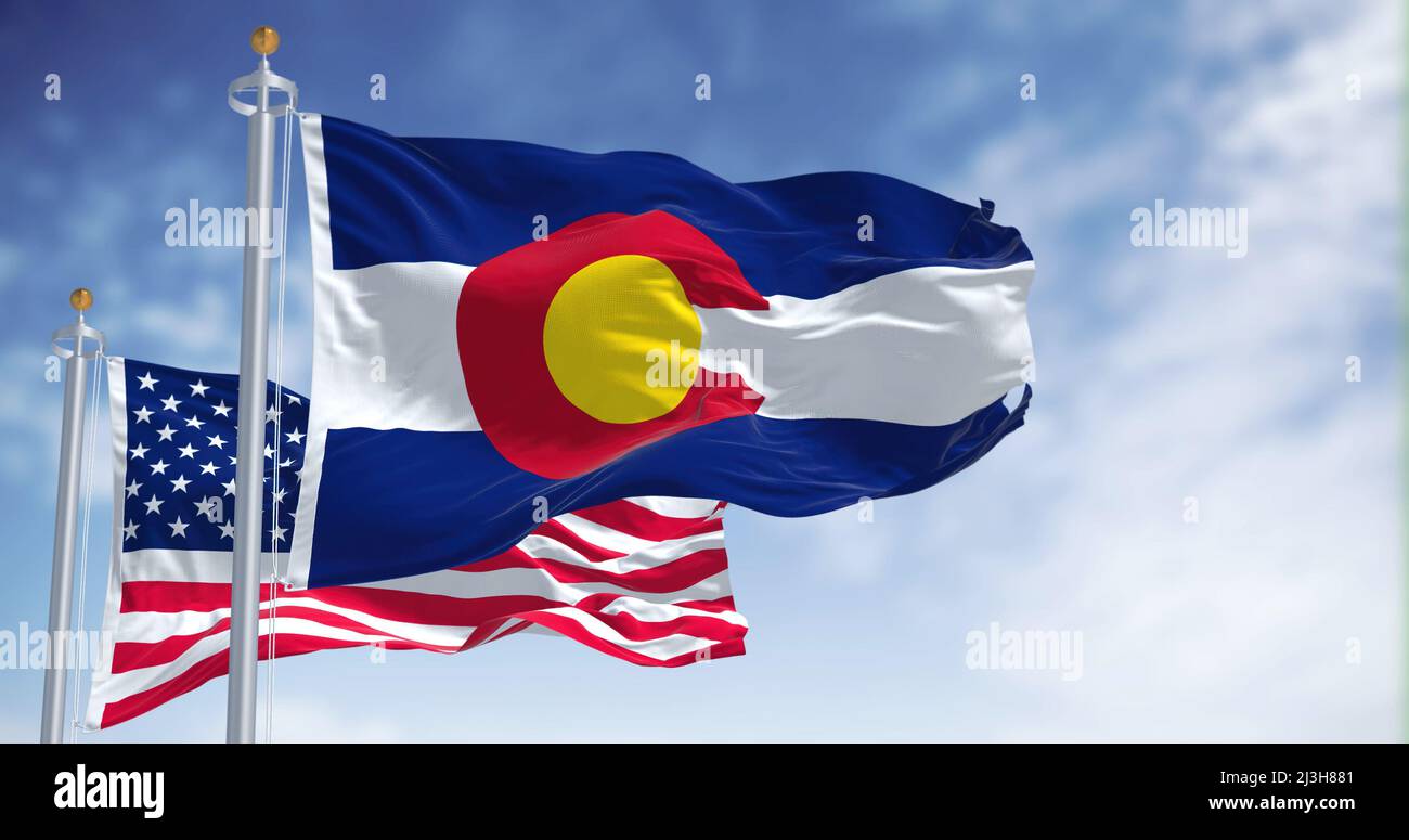 La bandera del estado de Colorado ondeaba junto con la bandera nacional