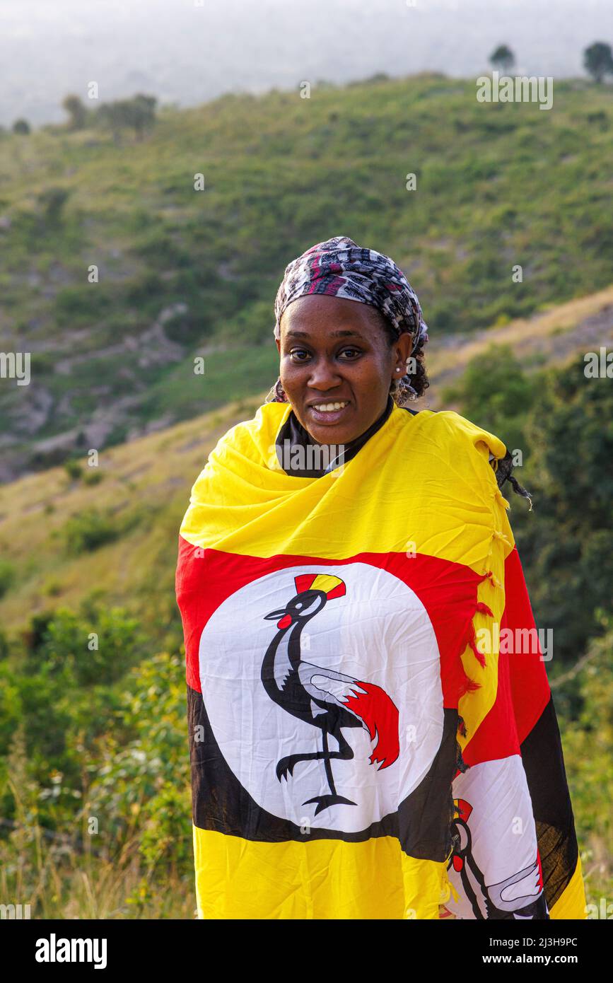 Uganda, distrito de Mbarara, Mburo, mujer envuelta en la bandera ugandesa Foto de stock