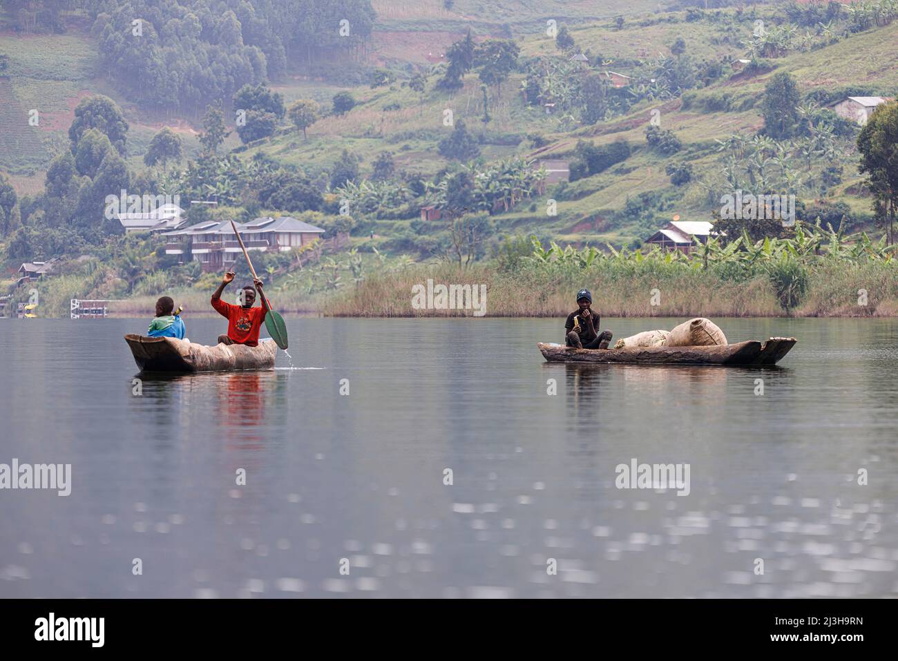 Uganda, distrito de Kabale, lago Bunyonyi, niños en canoas Foto de stock