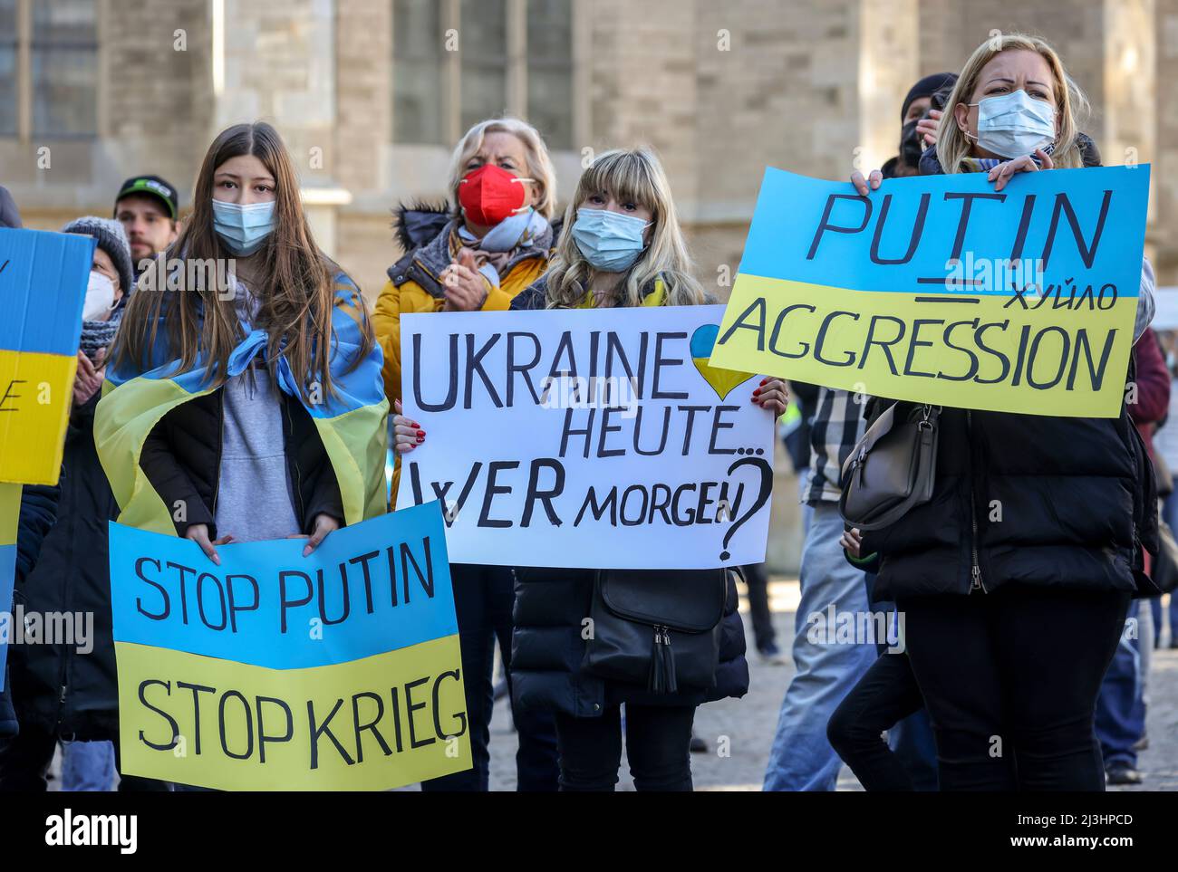 Wesel, Renania del Norte-Westfalia, Alemania - Manifestación contra la guerra de Putin en Ucrania. Manifestación de paz y solidaridad para Ucrania en el Gran Mercado de Wesel. En tiempos de pandemia de corona todos los manifestantes usan máscaras. Foto de stock