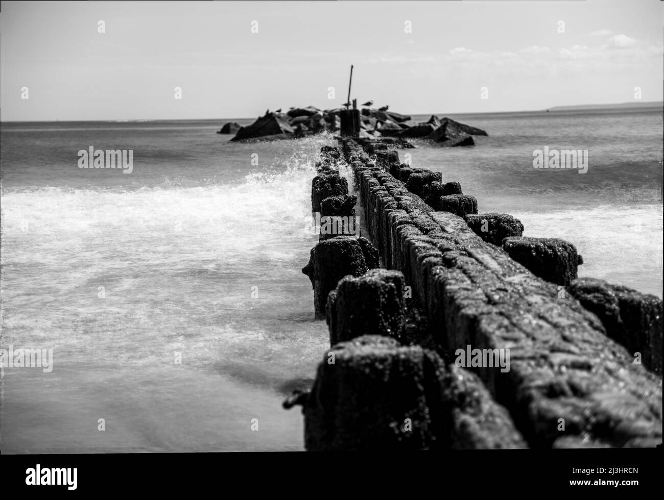 CONEY ISLAND, Nueva York, NY, EE.UU., pared de roca en la playa de coney Island en la sección de la playa Brighton de Brooklyn en un soleado día de verano Foto de stock