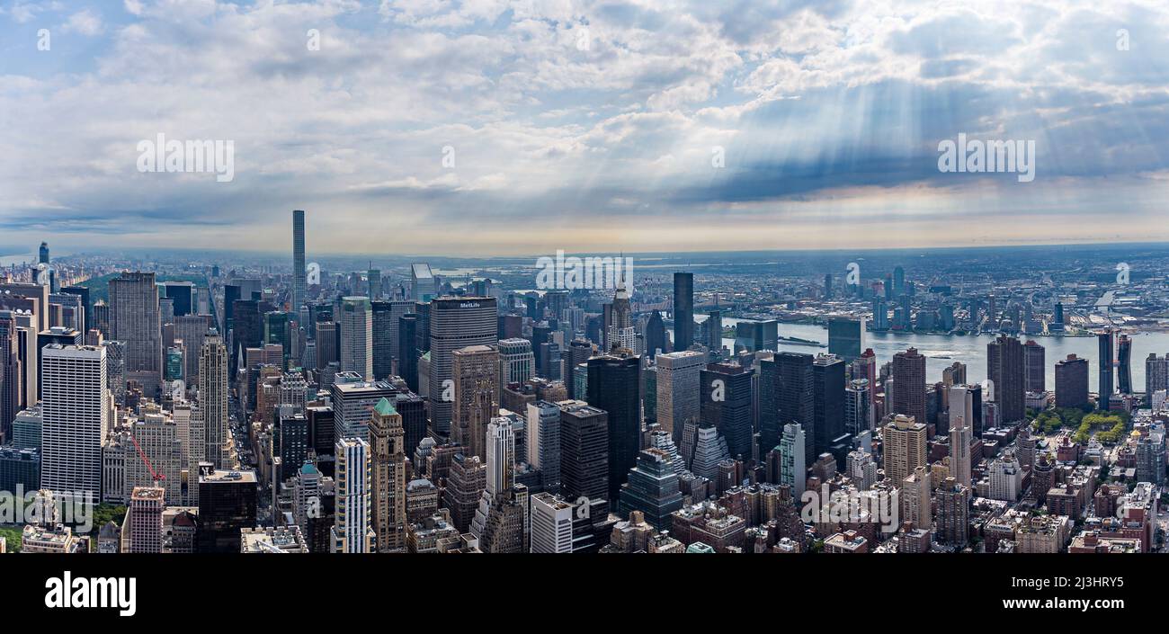 W 34 Street & 5 Av, Nueva York, NY, EE.UU., Drone tiro / Aerial tomado al lado del Empire State Building con una vista panorámica de Manhattan Foto de stock