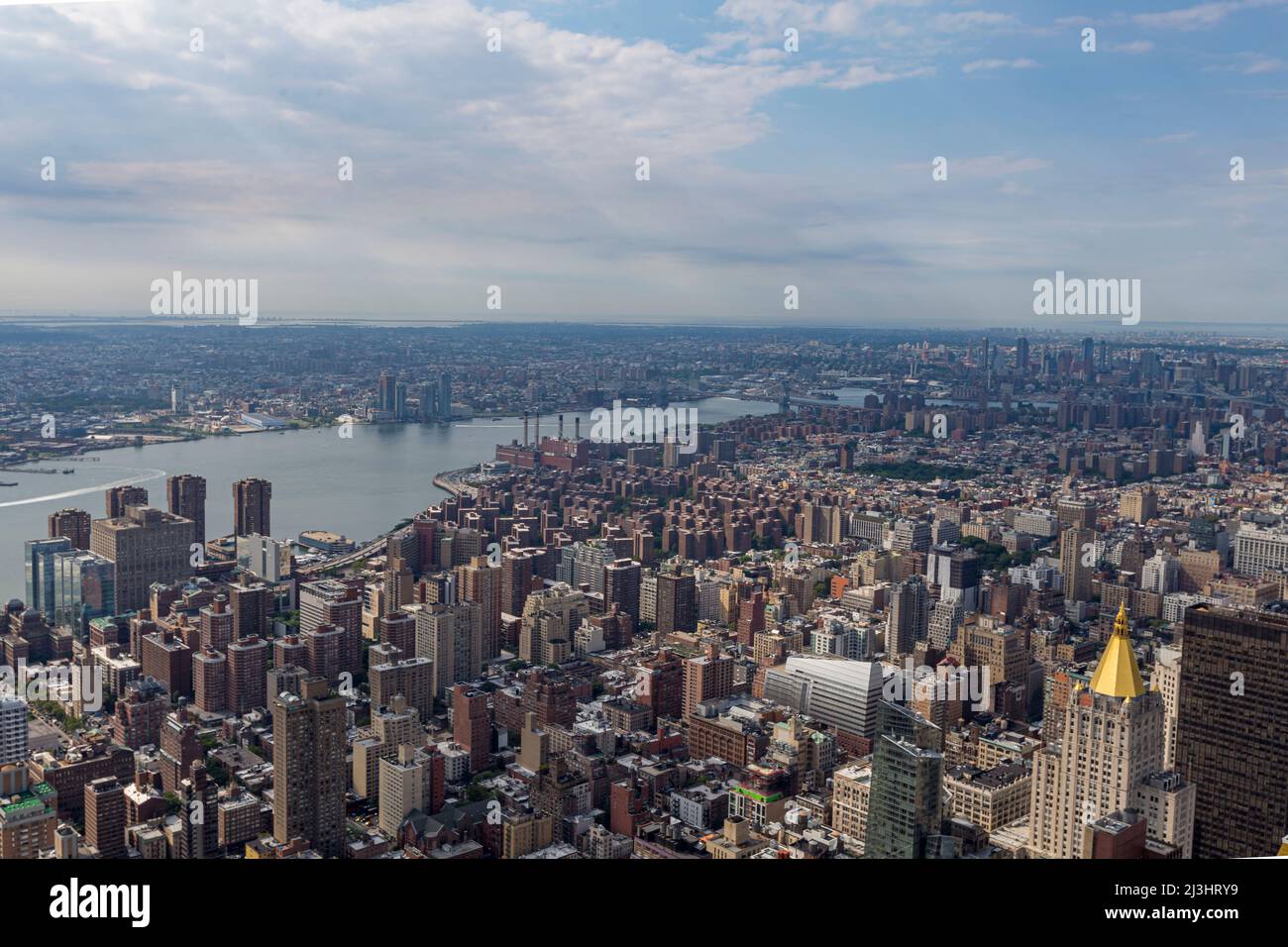W 34 Street & 5 Av, Nueva York, NY, EE.UU., Drone tiro / Aerial tomado al lado del Empire State Building con una vista panorámica de Manhattan Foto de stock