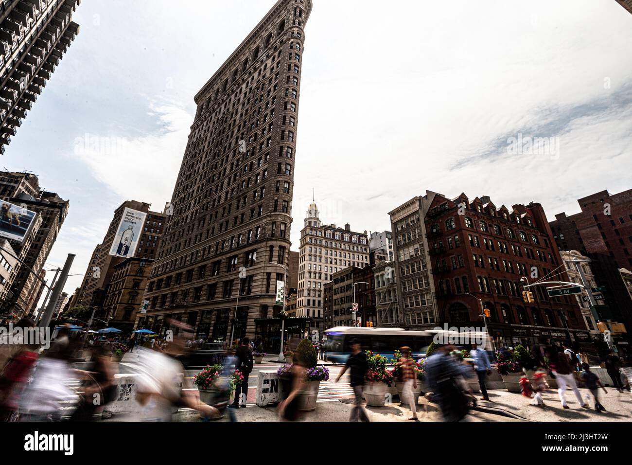Flatiron Public Plaza, Nueva York, NY, EE.UU., Disparador lento del histórico Flatiron o Fuller Building. Este emblemático edificio triangular situado en la Quinta Avenida de Manhattan se completó en 1902. Foto de stock