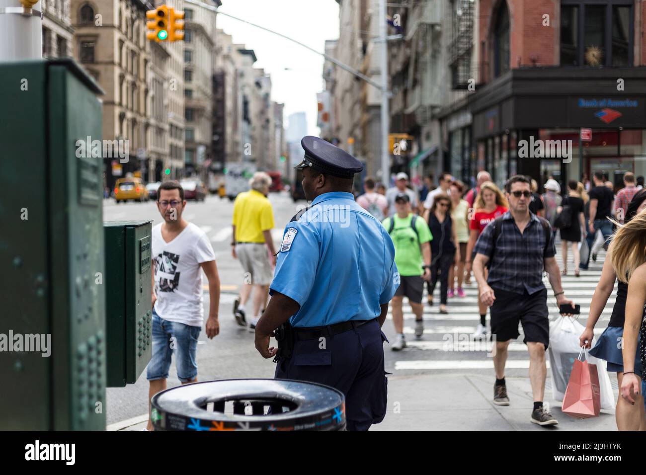 23 Street, New York City, NY, Estados Unidos, un policía en una intersección en el distrito de flatiron Foto de stock