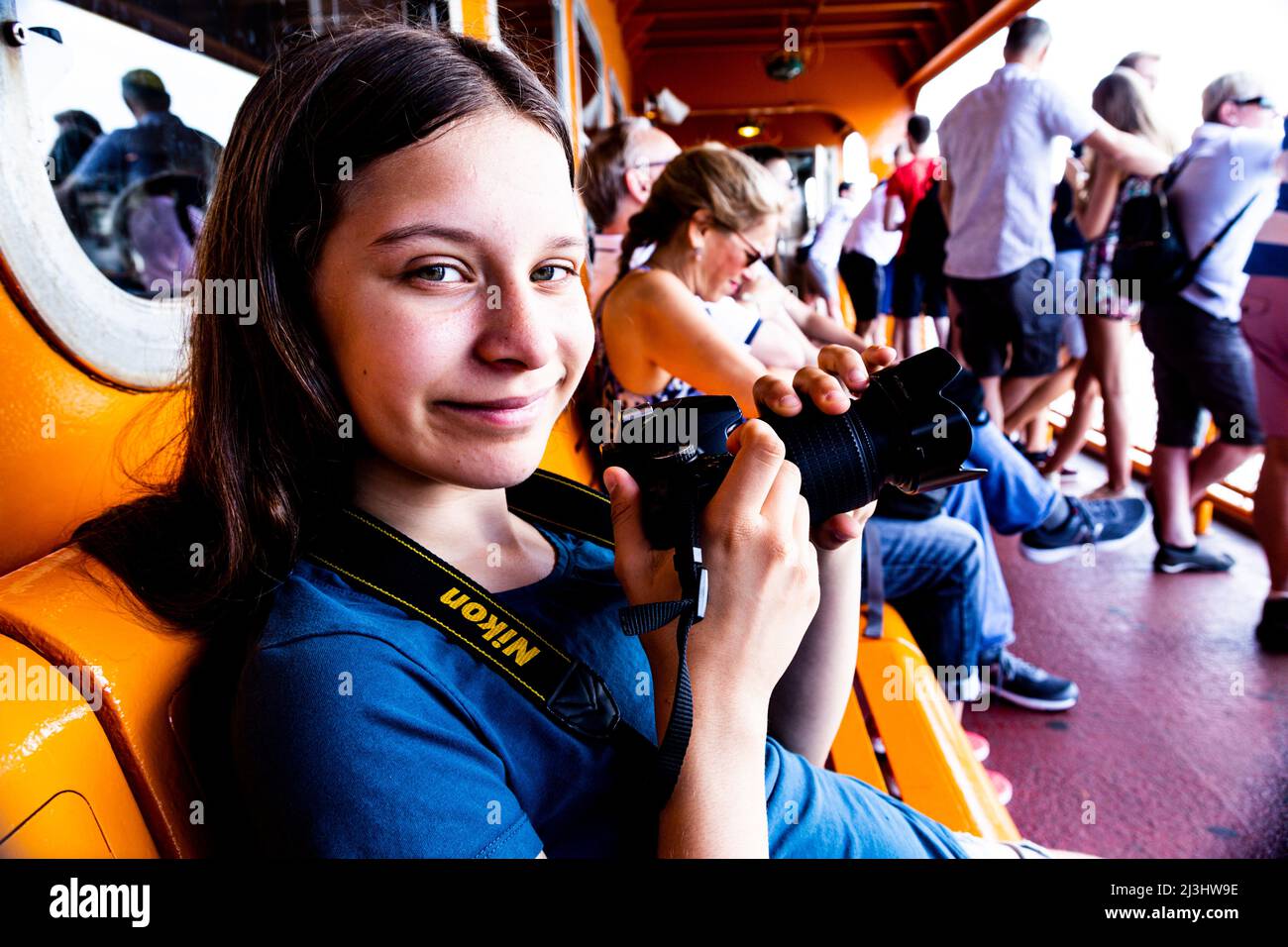 New York City, NY, EE.UU., 14 años, adolescente caucásica con pelo marrón en el ferry de staten Island Foto de stock