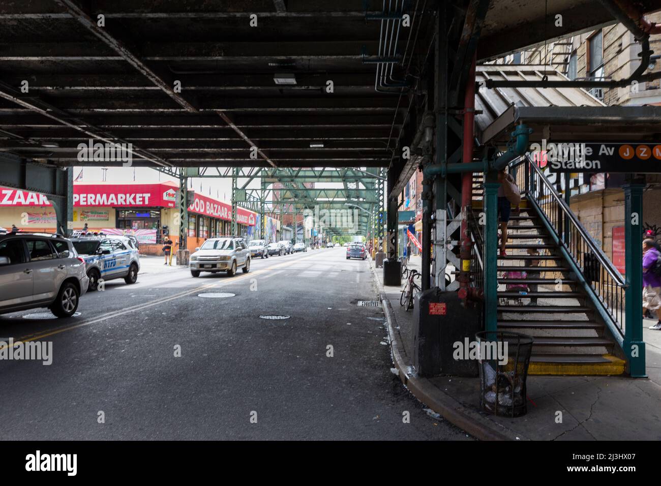 Myrtle Av, Nueva York, NY, Estados Unidos, estación de metro, Calle debajo del puente Foto de stock