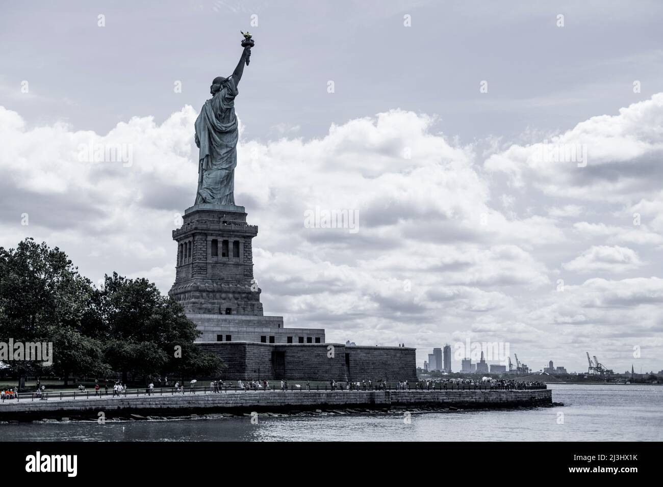 FERRY a la Isla de la Libertad, Nueva York, NY, Estados Unidos, Vista de la isla de la Libertad con la estatua de la Libertad vista desde el ferry en el río Hudson, símbolo de la Estatua de la Libertad de la Ciudad de Nueva York y un espectacular cielo Estatua de la Libertad contra el cielo azul con hermoso fondo de nube Foto de stock