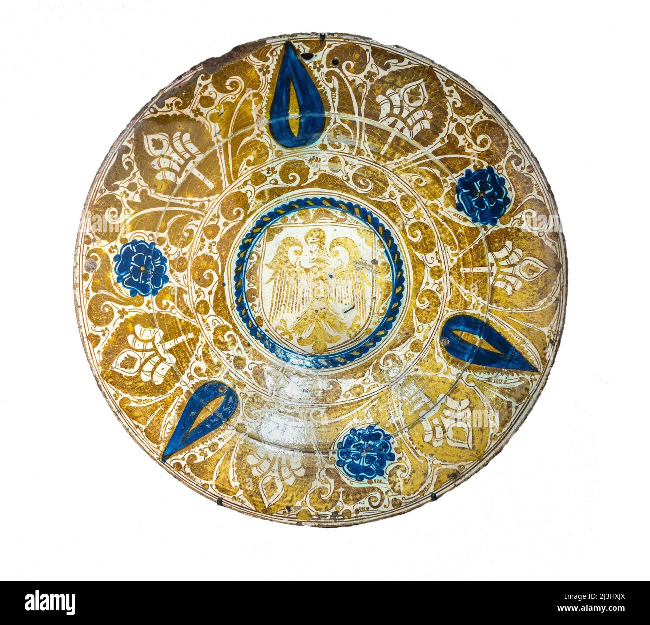 Mudéjar, plato de cerámica con glaseado de lujuria, del siglo 15th, de Manises, Valencia, España. Manisan lusterware fue influenciado por los diseños islámicos por M Foto de stock