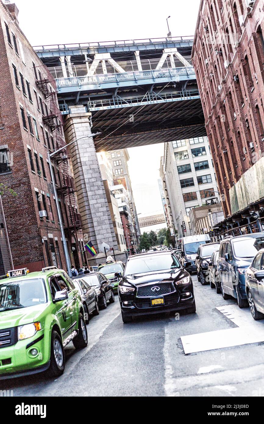 DUMBO, Nueva York, NY, EE.UU., Brooklyn y el puente de Manhattan en el marco. Y un coche en el camino. Foto de stock