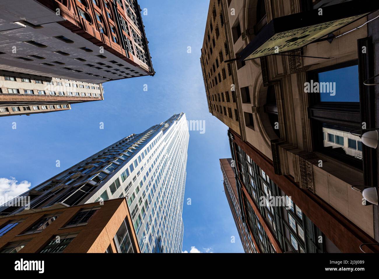 DISTRITO FINANCIERO, Nueva York, NY, Estados Unidos, Frank Gehry's Beekman Tower contiene apartamentos de lujo en la ciudad de Nueva York, Nueva York. Foto de stock