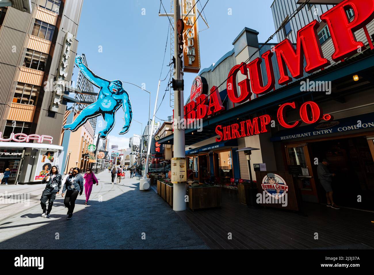 LOS ÁNGELES, CALIFORNIA, 29 DE MARZO de 2022: Foodcourt street con King Kong colgando de la pared. Parque mundialmente famoso Universal Studios en Hollywood. Foto de stock