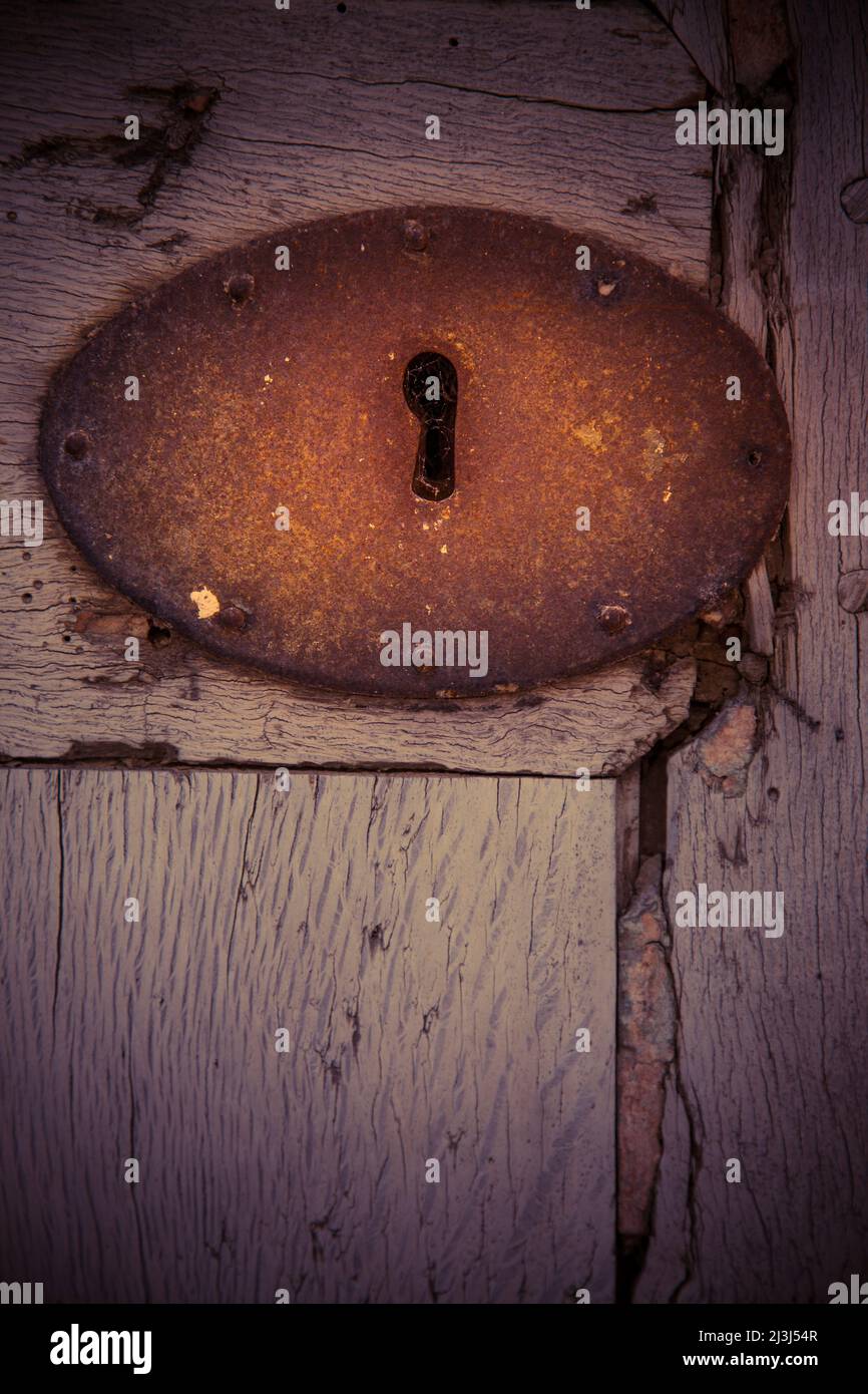 Puerta oxidada en una puerta de madera en el casco antiguo de Sineu, Mallorca, España Foto de stock