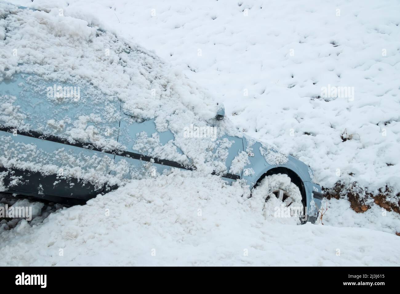 El accidente del coche de la nieve resbaló en la reguera Foto de stock