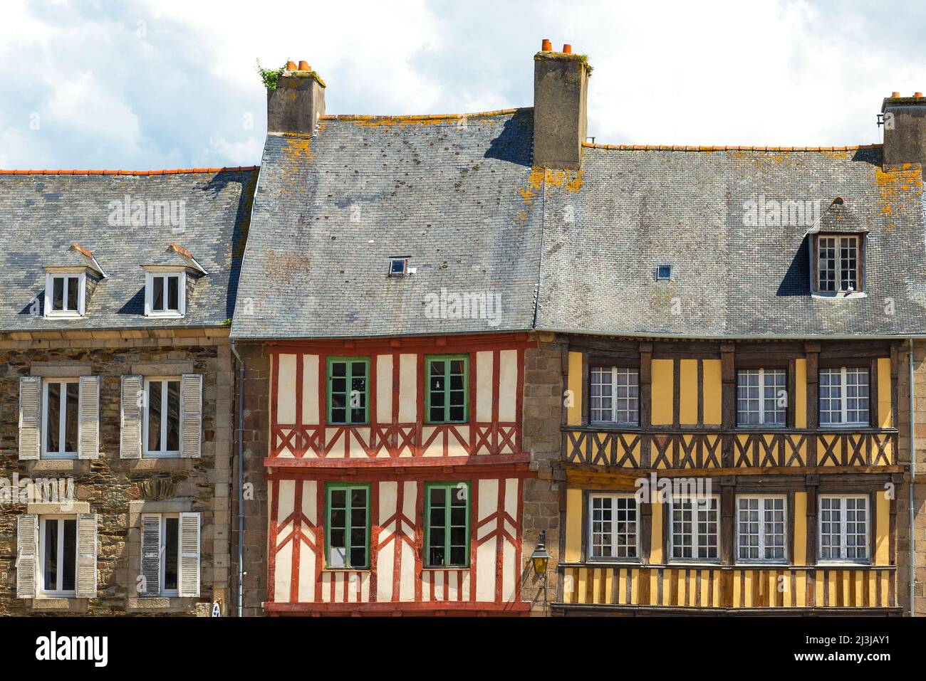 Casas históricas con entramado de madera en el pintoresco casco antiguo de Tréguier, Francia, Bretaña, departamento de Côtes d'Armor Foto de stock