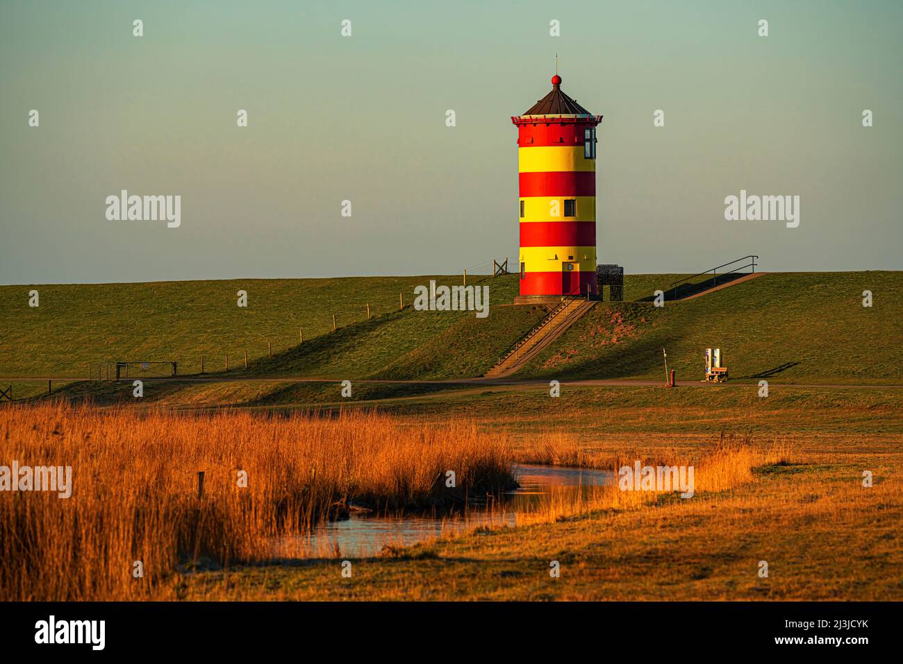 Faro de Pilsum, Frisia Oriental Foto de stock