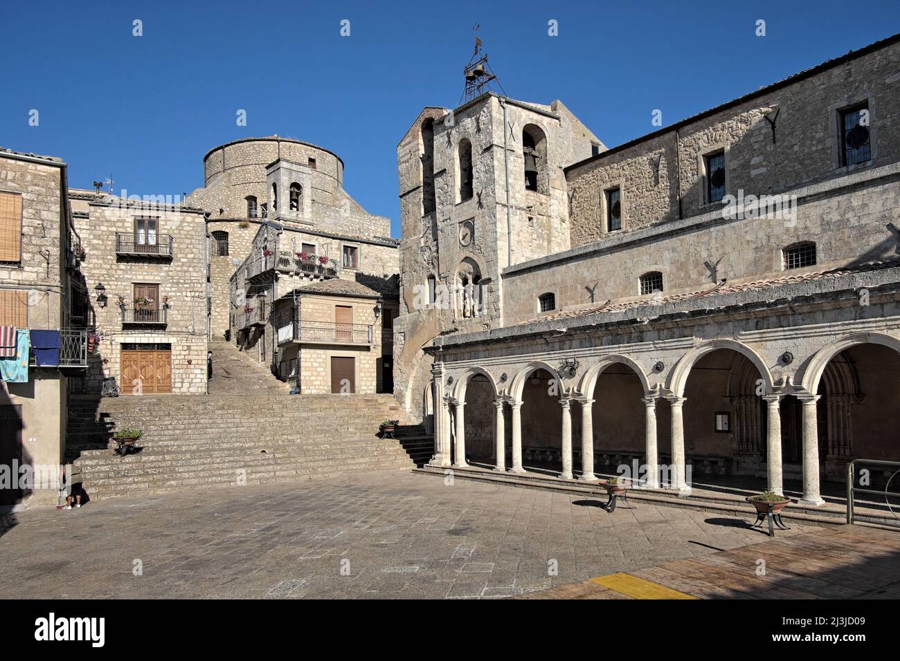 Petralia Soprana Casco antiguo con la Catedral de los Santos Apóstoles Pedro y Pablo, Sicilia Foto de stock