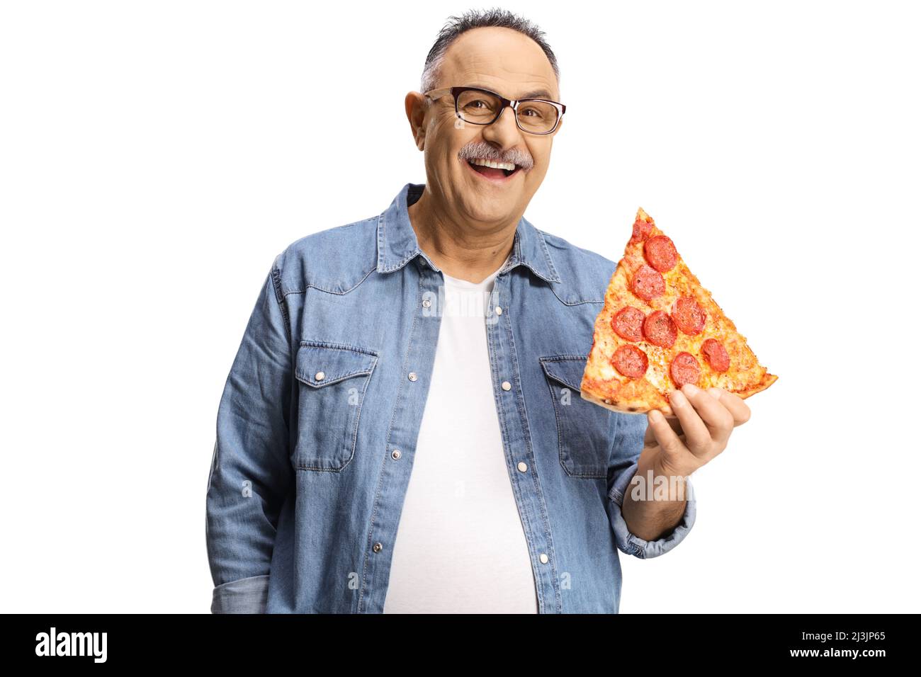 Feliz hombre maduro sosteniendo una rebanada de pizza pepperoni y sonriendo aislado sobre fondo blanco Foto de stock