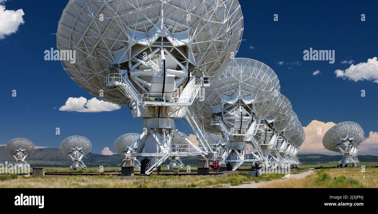 El VLA - Very Large Array - Radio Telescope en Socorro, Nuevo México Un interferómetro astronómico es una matriz de telescopios o segmentos espejo que actúan Foto de stock