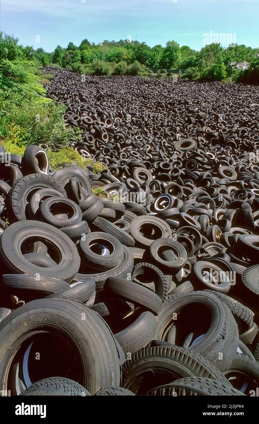 Usado el vertedero del neumático del caucho, Pennsylvania, el reciclaje del caucho Foto de stock