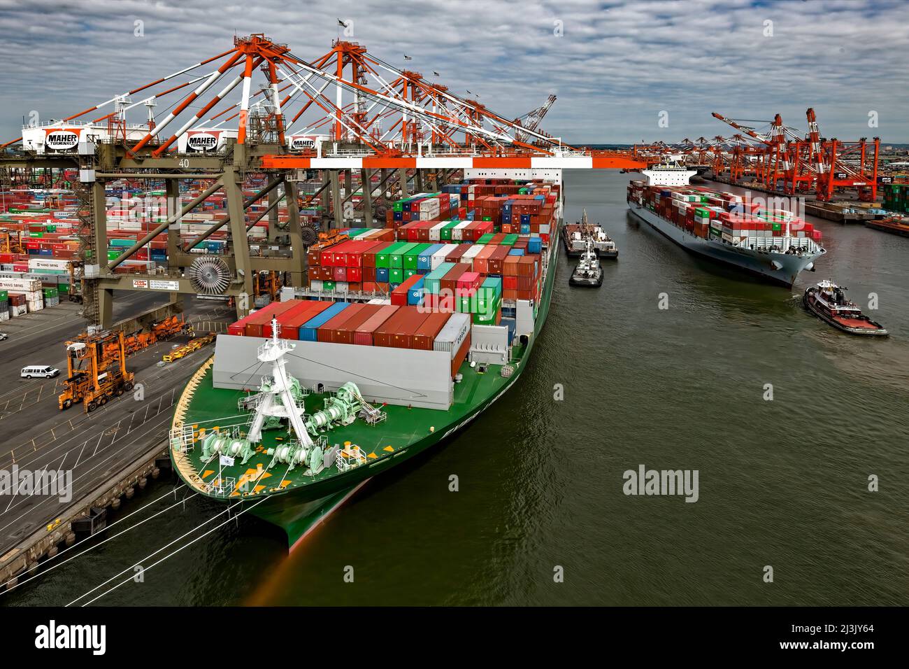 Panamax y Super Post Panamax son términos para los límites de tamaño de los barcos que viajan a través del Canal de Panamá. Foto de stock
