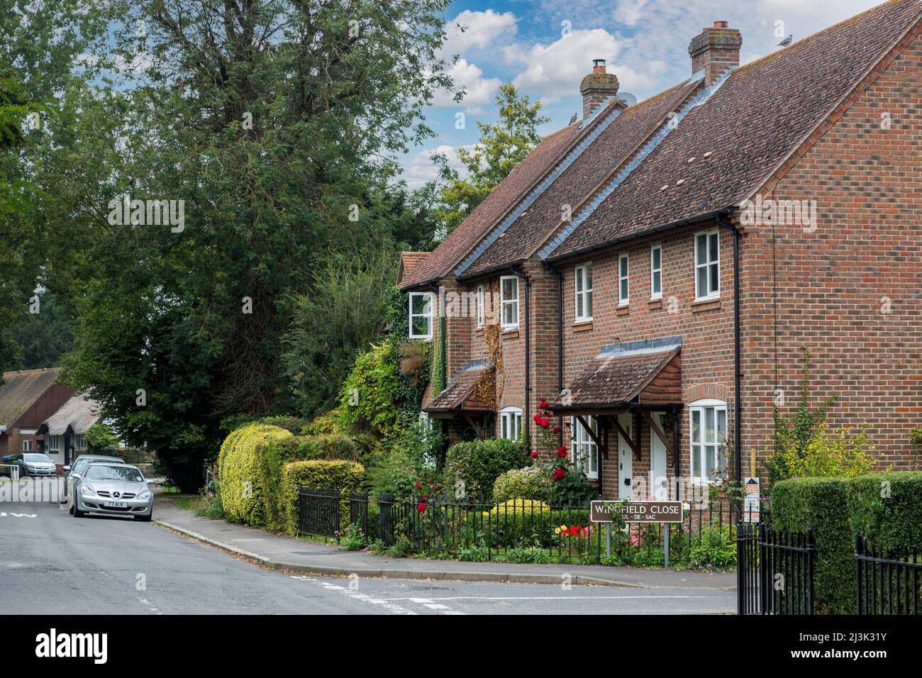 Reino Unido, Inglaterra, Ewelme. Escena de una calle tranquila en un pequeño pueblo inglés. Foto de stock
