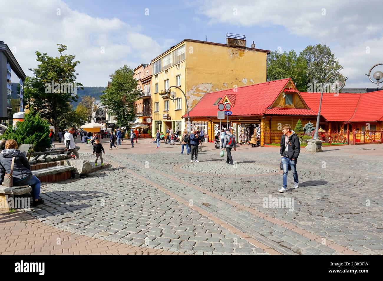 Zakopane, Polonia - 23 de septiembre de 2016: Calle Krupowki que es una frecuentemente visitada por los turistas. Es un paseo peatonal con muchas tiendas Foto de stock