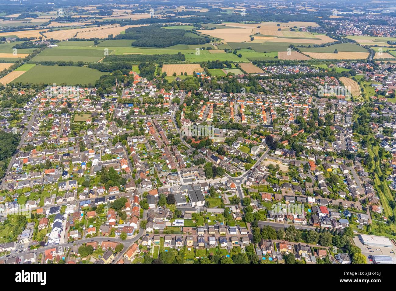 Vista aérea, vista del pueblo y rotonda en el centro del pueblo de Heeren-Serve, Kamen, Ruhrgebiet, Renania del Norte-Westfalia, Alemania, Ciudad, DE, EUROPA, Foto de stock