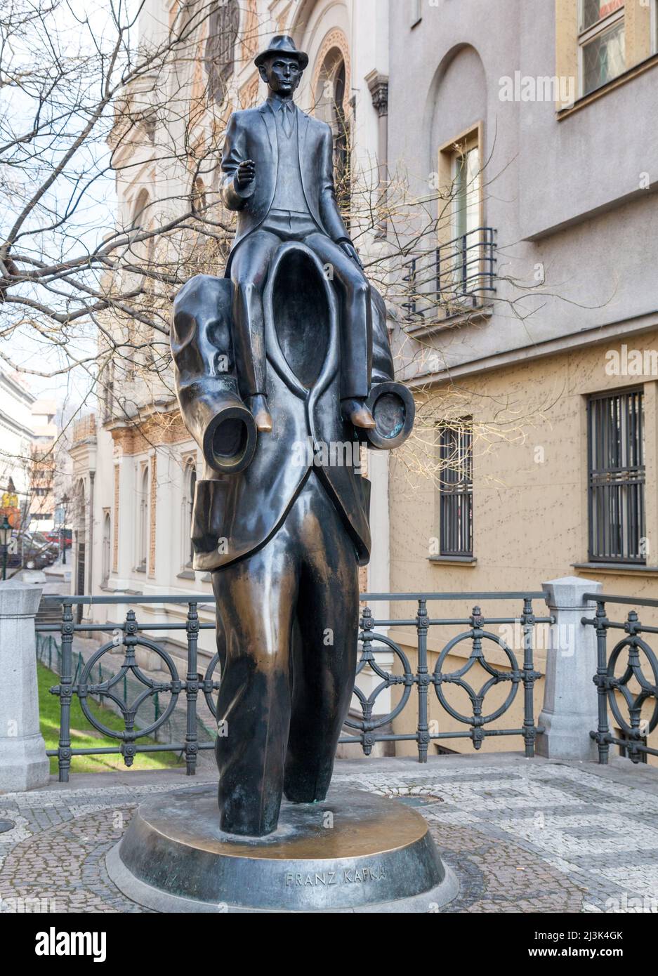 PRAGA, REPÚBLICA CHECA - 20 DE FEBRERO de 2015 - monumento a Franz Kafka Foto de stock
