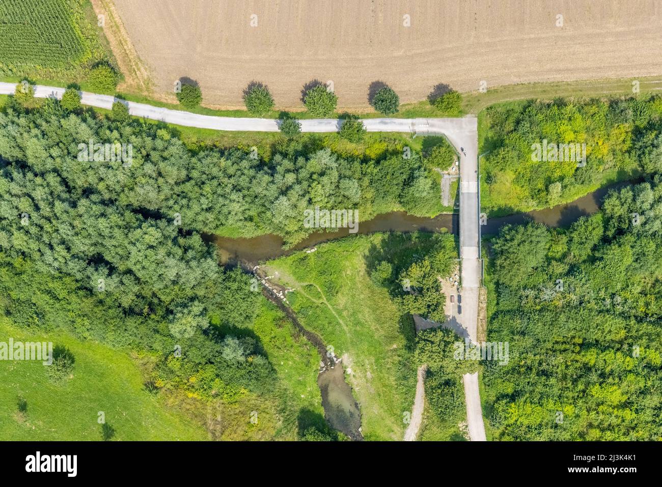 Vista aérea, a pie y en bicicleta Seseke-Weg con puente sobre el río Seseke en el distrito de Heeren-Serve, la clase azul en Heeren-Serve, Kam Foto de stock
