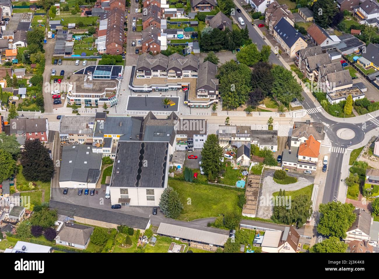 Vista aérea, Märkische Straße y rotonda en el centro del pueblo de Heeren-Serve, Kamen, Ruhrgebiet, Renania del Norte-Westfalia, Alemania, Ciudad, DE, EURO Foto de stock